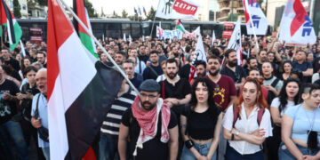 Μεγάλη συγκέντρωση έξω από την πρεσβεία του Ισραήλ