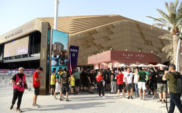 Final 4: Απαγορεύτηκε η είσοδος στην Etihad Arena σε Έλληνες οπαδούς επειδή φορούσαν κελεμπίες