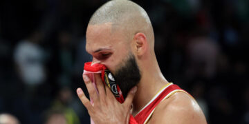 Μονακό: Ο Εβάν Φουρνιέ ξέσπασε σε κλάματα – Η αγκαλιά παρηγοριάς του Βασίλη Σπανούλη