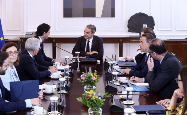 «Καλύπτουμε μεγάλο μέρος της ενέργειας από ανανεώσιμες πηγές» – Ο διάλογος με τον Ευρωπαίο Επίτροπο για το Κλίμα