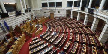 Σκληρή πολιτική σύγκρουση για ΟΠΕΚΕΠΕ και Καραμανλή – ΝΔ και αντιπολίτευση διασταύρωσαν τα ξίφη τους για την πρόταση προανακριτικής της ΝΔ