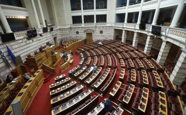 Σκληρή πολιτική σύγκρουση για ΟΠΕΚΕΠΕ και Καραμανλή – ΝΔ και αντιπολίτευση διασταύρωσαν τα ξίφη τους για την πρόταση προανακριτικής της ΝΔ