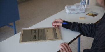 Μαθήτρια χρησιμοποίησε το κινητό της και μηδενίστηκε το γραπτό της