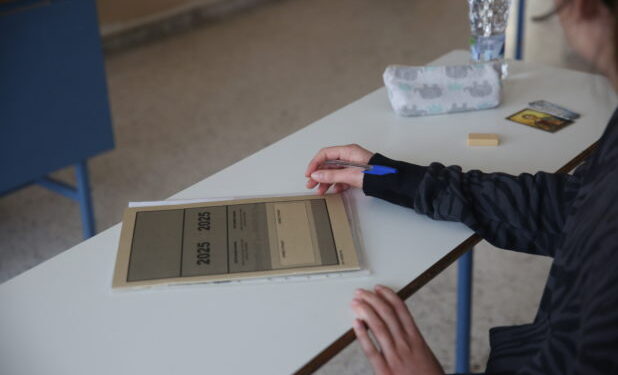 Μαθήτρια χρησιμοποίησε το κινητό της και μηδενίστηκε το γραπτό της