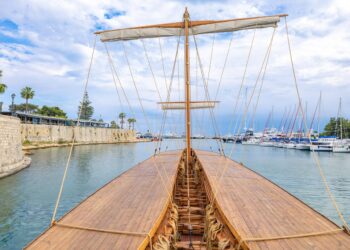 Στον Πειραιά η ιστορική τριήρης του Πολεμικού Ναυτικού