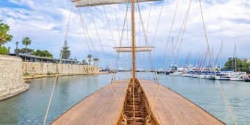 Στον Πειραιά η ιστορική τριήρης του Πολεμικού Ναυτικού