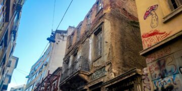 70 ετοιμόρροπα κτίρια κρέμονται από μία κλωστή στο κέντρο της πόλης