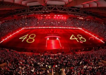 Το εντυπωσιακό show με τα χιλιάδες βραχιολάκια στηn φιέστα για την κατάκτηση του 48ου πρωταθλήματος