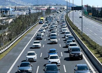 Πυρκαγιά σε όχημα στην Αττική Οδό στο ύψος της εξόδου Δουκίσσης Πλακεντίας προς Ελευσίνα