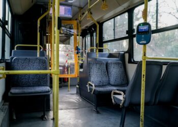 Σύλληψη 16χρονου για φθορές με πέτρες σε λεωφορεία