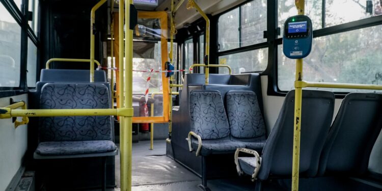 Σύλληψη 16χρονου για φθορές με πέτρες σε λεωφορεία