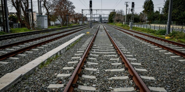 Τα 23 νέα τρένα και το παρασκήνιο της συμφωνίας με τους Ιταλούς για τον ελληνικό σιδηρόδρομο