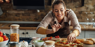 Οι άνθρωποι που καθαρίζουν ενώ μαγειρεύουν, τείνουν να έχουν αυτά τα 8 χαρακτηριστικά