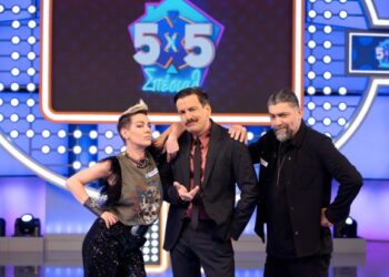 Ράνια Κωστάκη και Μιχάλης Ιατρόπουλος κάνουν φωτογράφιση μετά μουσικής υπό τις οδηγίες του Θάνου Κιούση