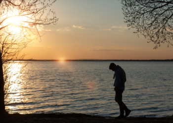 Οι άνθρωποι που νιώθουν πάντα την ανάγκη να βρίσκονται σε σχέση, συνήθως έχουν 8 χαρακτηριστικές συμπεριφορές
