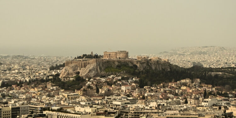 Καιρός: Αποπνικτική η ατμόσφαιρα σήμερα αφού επανέρχεται η αφρικανική σκόνη