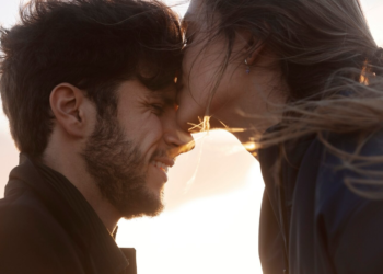 Αν ένας άνδρας δεν είδε ποτέ τη μητέρα του να λαμβάνει στοργή μεγαλώνοντας, συχνά θα εμφανίζει αυτές τις 8 συμπεριφορές στις σχέσεις