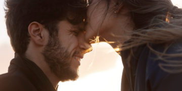 Αν ένας άνδρας δεν είδε ποτέ τη μητέρα του να λαμβάνει στοργή μεγαλώνοντας, συχνά θα εμφανίζει αυτές τις 8 συμπεριφορές στις σχέσεις