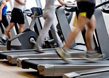 Gen Z και millennials αφήνουν το αλκοόλ και «πιάνουν» την ευεξία