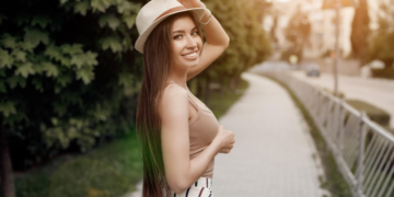 Είναι έξαλλη με την κολλητή της γιατί αποκάλυψε μπροστά σε όλους πως ο σύντροφός της την απατά