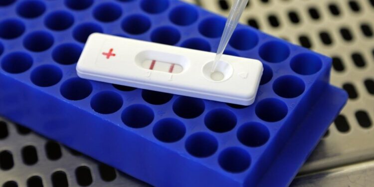 Κορωνοϊός: Δύο νεκροί, ένας σε ΜΕΘ στο επταήμερο: Γρίπη: Άλλοι 3 νεκροί