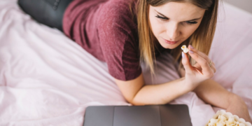 Οι άνθρωποι που συγκινούνται εύκολα από τη μουσική και τις ταινίες, έχουν αυτά τα 8 μοναδικά χαρακτηριστικά