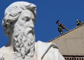 Πυρετώδεις εργασίες ενόψει του Κονκλάβιου για την εκλογή του νέου Πάπα – Εγκαταστάθηκε η καμινάδα