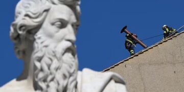 Πυρετώδεις εργασίες ενόψει του Κονκλάβιου για την εκλογή του νέου Πάπα – Εγκαταστάθηκε η καμινάδα