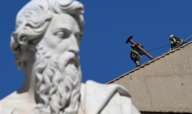 Πυρετώδεις εργασίες ενόψει του Κονκλάβιου για την εκλογή του νέου Πάπα – Εγκαταστάθηκε η καμινάδα