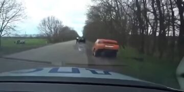 Αυτοκίνητο «κόπηκε» στη μέση και ο οδηγός διέφυγε με το μπροστινό μέρος