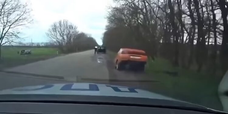 Αυτοκίνητο «κόπηκε» στη μέση και ο οδηγός διέφυγε με το μπροστινό μέρος