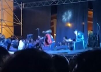 Βίντεο: Κατέρρευσε σκηνή κατά τη διάρκεια συναυλίας σε σχολική γιορτή