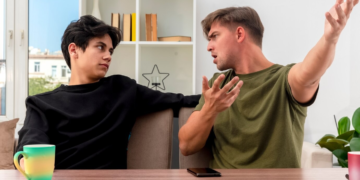 8 σημάδια που μαρτυρούν ότι κάποιος σας φοβάται κρυφά