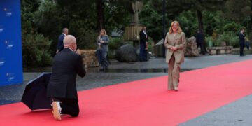 «Πάλι; Έντι, σταμάτα!» – Το βίντεο όπου ο Ράμα γονατίζει μπροστά στην Μελόνι