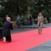 «Πάλι; Έντι, σταμάτα!» – Το βίντεο όπου ο Ράμα γονατίζει μπροστά στην Μελόνι