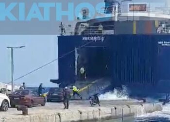 Καρέ καρέ η στιγμή που σπάει ο κάβος την ώρα που πλοίο φορτώνει αυτοκίνητα στο λιμάνι της Αλοννήσου
