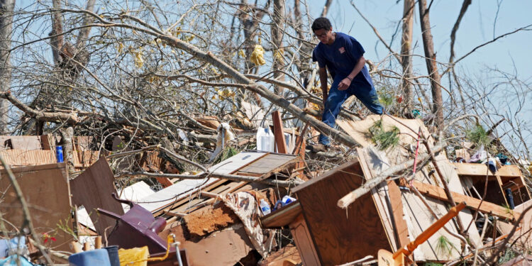 Τουλάχιστον 27 νεκροί από ισχυρές καταιγίδες και ανεμοστρόβιλους σε Κεντάκι και Μιζούρι