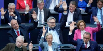 «Πολιτικά υποκινούμενη» για την AfD η ταξινόμησή της σε «εξακριβωμένα εξτρεμιστική» οργάνωση – Ανήγγειλε προσφυγή στη δικαιοσύνη