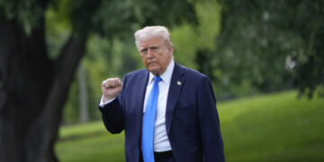 Ο Ντόναλντ Τραμπ υπόσχεται πως η οικονομία θα απογειωθεί, παρότι αναγνωρίζει κίνδυνο ύφεσης