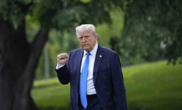 Ο Ντόναλντ Τραμπ υπόσχεται πως η οικονομία θα απογειωθεί, παρότι αναγνωρίζει κίνδυνο ύφεσης