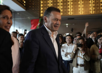 Νίκη της δεξιάς – Παραιτείται ο ηγέτης των Σοσιαλιστών