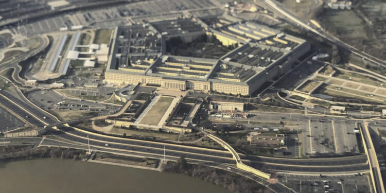 Μόνο με επίσημο συνοδό θα επιτρέπεται στο εξής να κυκλοφορούν οι διαπιστευμένοι δημοσιογράφοι στο Πεντάγωνο