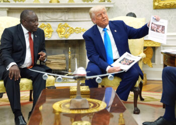 Τραμπ: Κατηγορεί τον πρόεδρο της Νότιας Αφρικής για «γενοκτονία των λευκών»