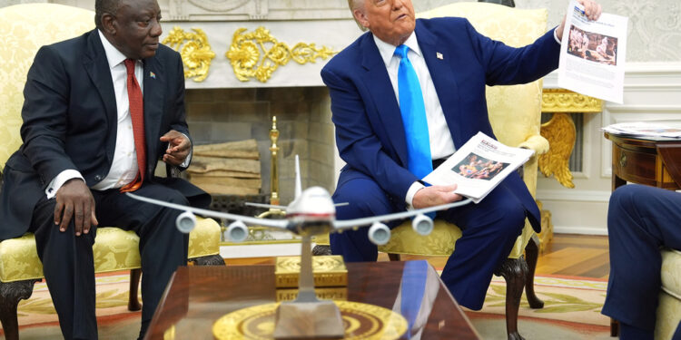 Τραμπ: Κατηγορεί τον πρόεδρο της Νότιας Αφρικής για «γενοκτονία των λευκών»