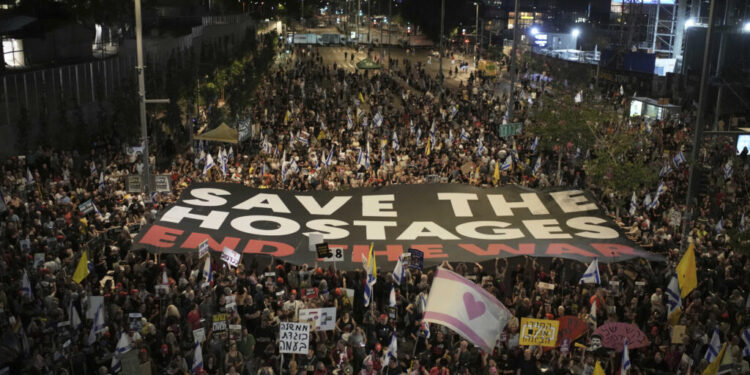 Εκατοντάδες διαδηλωτές ζήτησαν τον τερματισμό του πολέμου στη Γάζα και την απελευθέρωση των ομήρων