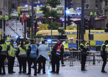 Λίβερπουλ: Συνελήφθη ο οδηγός του αυτοκινήτου που έπεσε σε πεζούς – Τουλάχιστον 3 τραυματίες