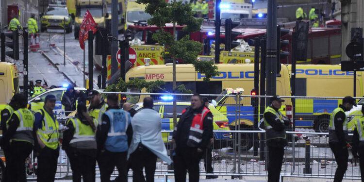 Λίβερπουλ: Συνελήφθη ο οδηγός του αυτοκινήτου που έπεσε σε πεζούς – Τουλάχιστον 3 τραυματίες