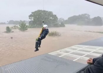Καταρρακτώδεις βροχές συνεχίζουν να πλήττουν την ανατολική Αυστραλία – Ένας νεκρός και 50.000 εγκλωβισμένοι