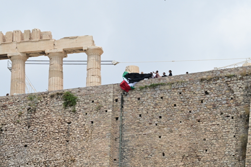 Acropolis: 15 arrests of New Left members raising the Palestinian flag - See images