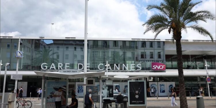 Εκτεταμένες διακοπές ρεύματος στην Νοτιοανατολική Γαλλία: Προβλήματα και στο σιδηροδρομικό δίκτυο